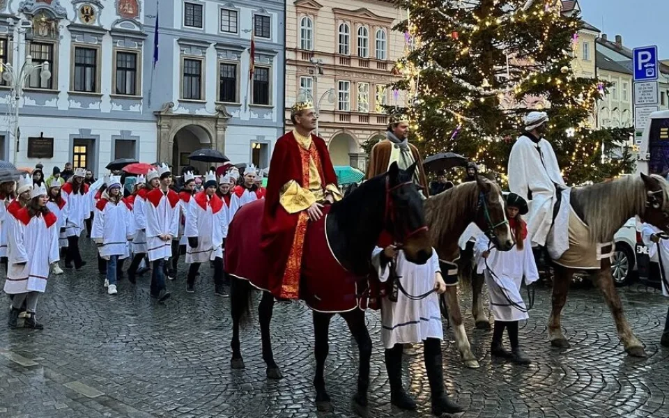 Tříkráloví koledníci vyrazili do ulic s téměř dvěma a půl tisíci zapečetěnými pokladničkami