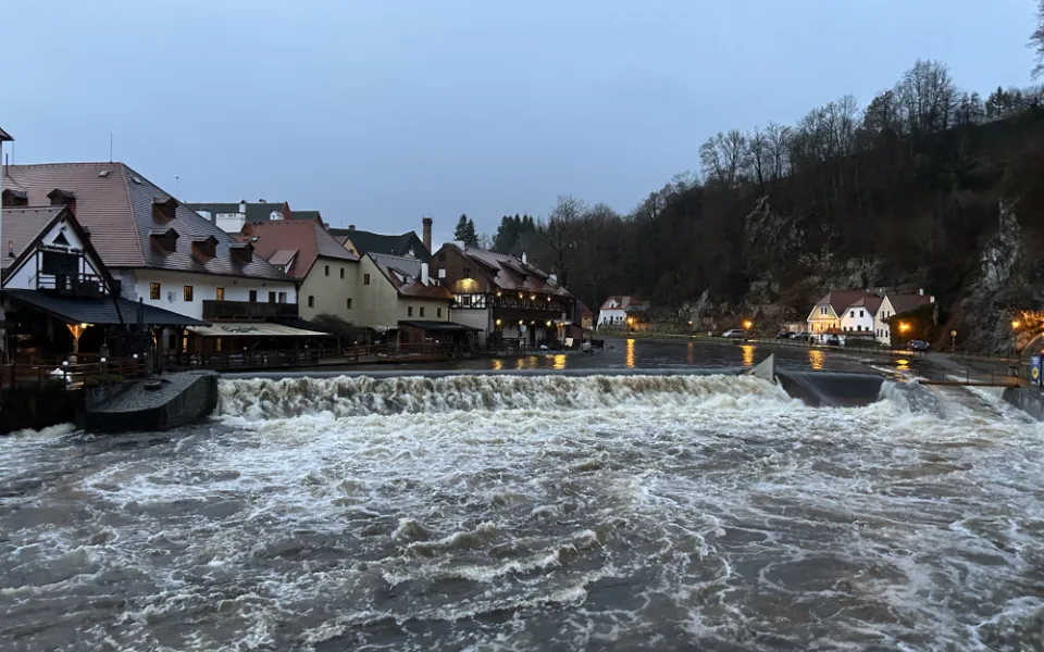 Tak vypadal Český Krumlov koncem pracovního týdne. V uplynulých dnech se tam hladina pohybuje mezi druhým a třetím stupněm povodňové aktivity.