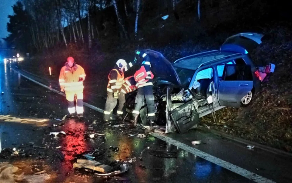 Silnici mezi Českými Budějovicemi a Krumlovem uzavřela nehoda. Řidička zraněním podlehla