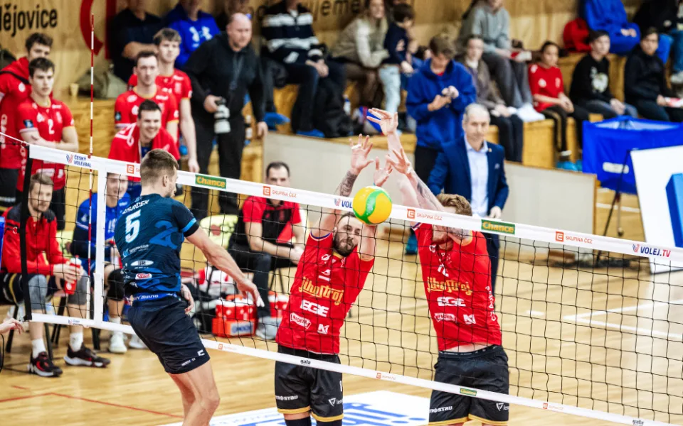 Jihostroj ve šlágru přejel silné Kladno 3:0