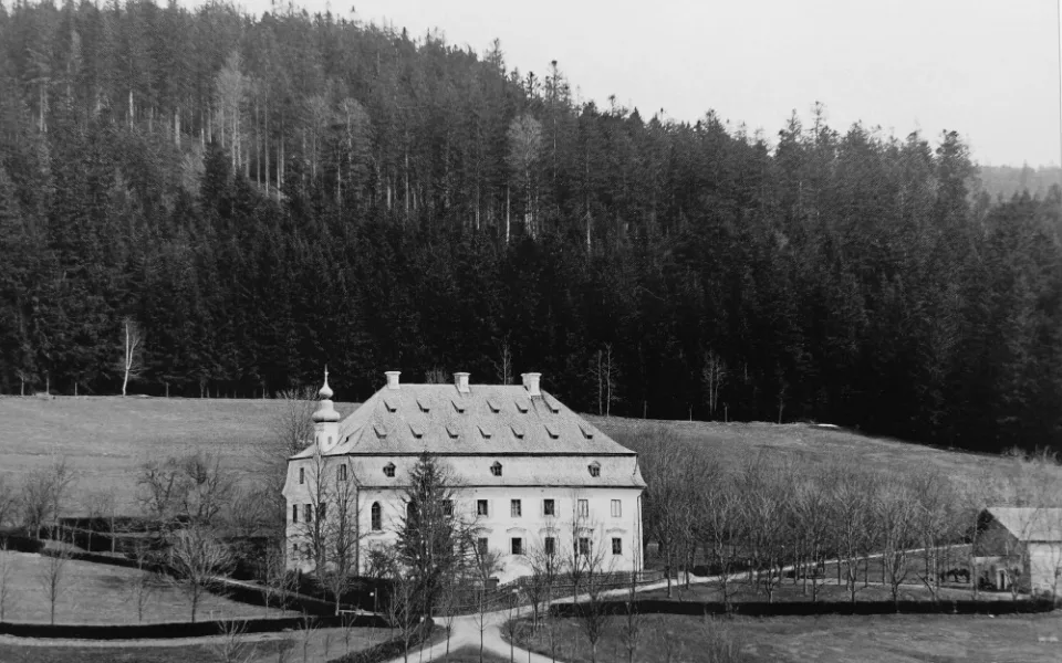 Ikonický šumavský zámek Debrník nekompromisně odstřelila armáda těsně před koncem roku 1989