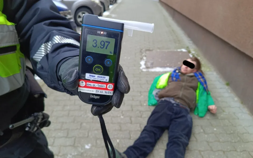 Téměř čtyři promile nadýchal bezdomovec, který si lehl na chodník