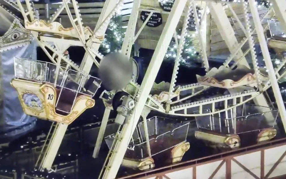 VIDEO: Mladík šplhal po ruském kole v adventním městečku