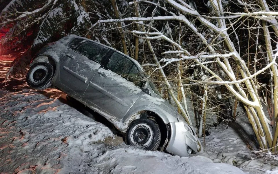 Auto, které sjelo do potoka, našel náhodný svědek. Řidič zemřel