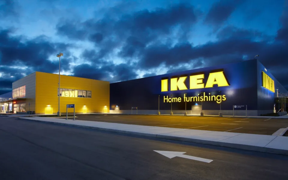 Ikea stahuje z prodeje nabíječku. Při jejím používání se mohou lidé zranit elektrickým proudem