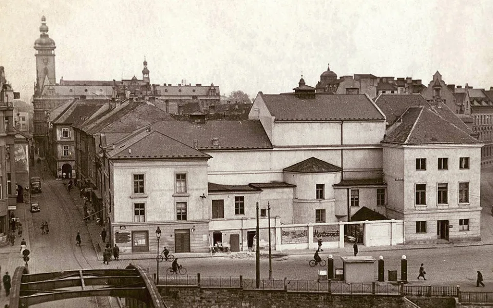 DRBNA HISTORIČKA: Před divadlem vedly tramvajové koleje