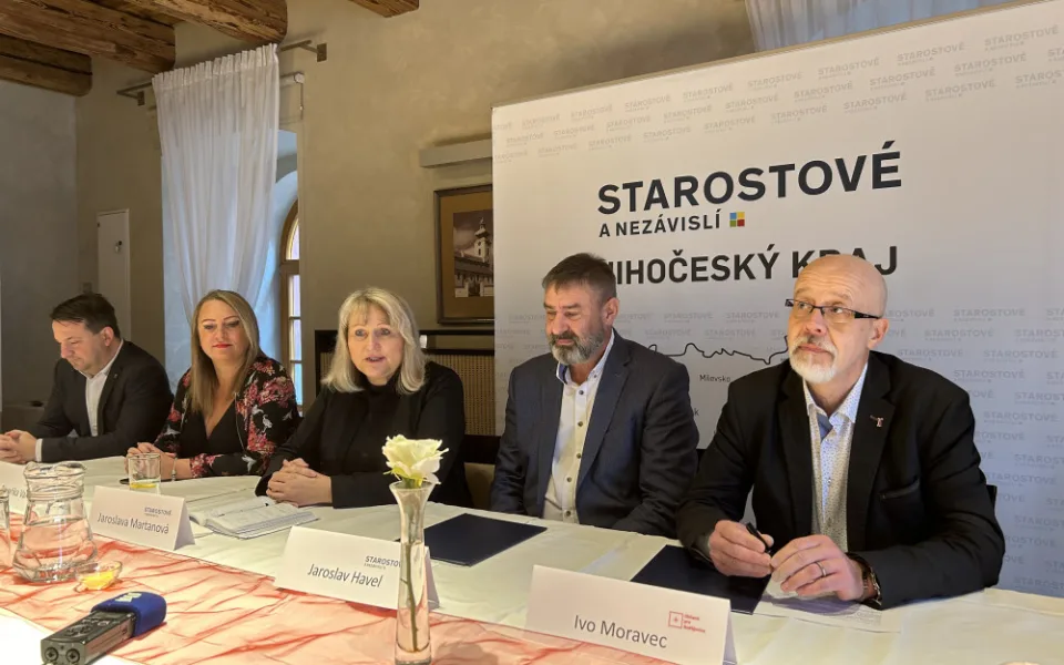 Poslanec Viktor Vojtko, poslankyně Pavla Pivoňka Vaňková, starostka Vimperku Jaroslava Martanová, starosta Pištína Jaroslav Havel (všichni STAN) a zastupitel Ivo Moravec (HOPB).