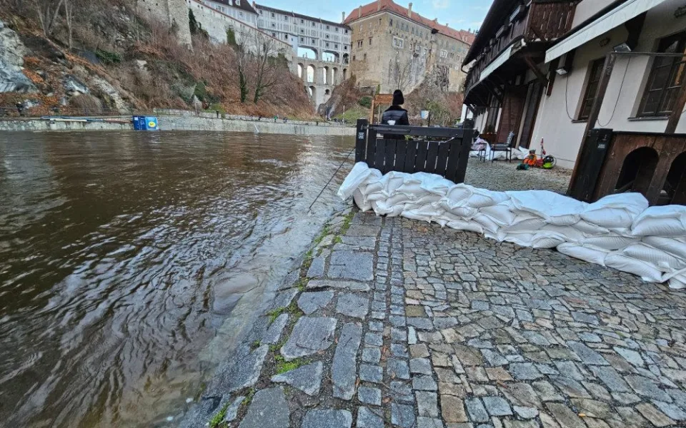 V Českém Krumlově klesla Vltava po čtyřech týdnech pod hranici povodňových stupňů