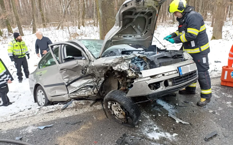 U Jindřichova Hradce se čelně srazila dvě auta. Jedna žena střet nepřežila