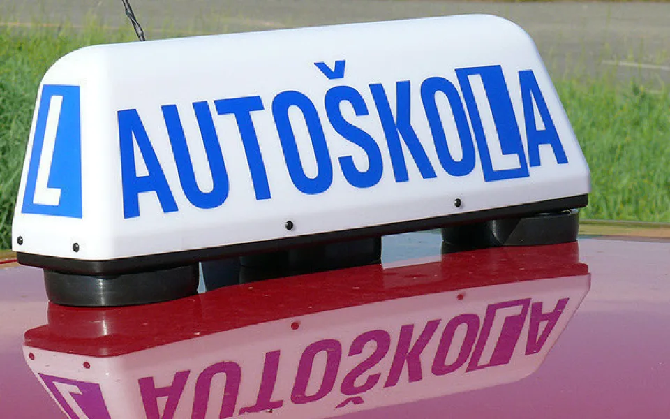 Autoškoly v březnu zařadí novou sadu otázek, zaměří se na novinky