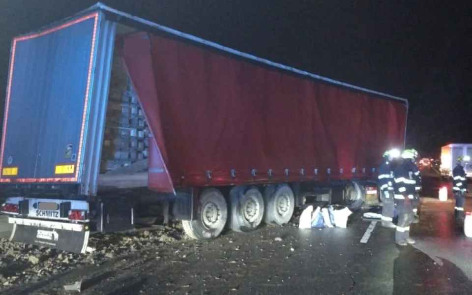 Dálnici D3 ve směru na České Budějovice uzavřela nehoda kamionu