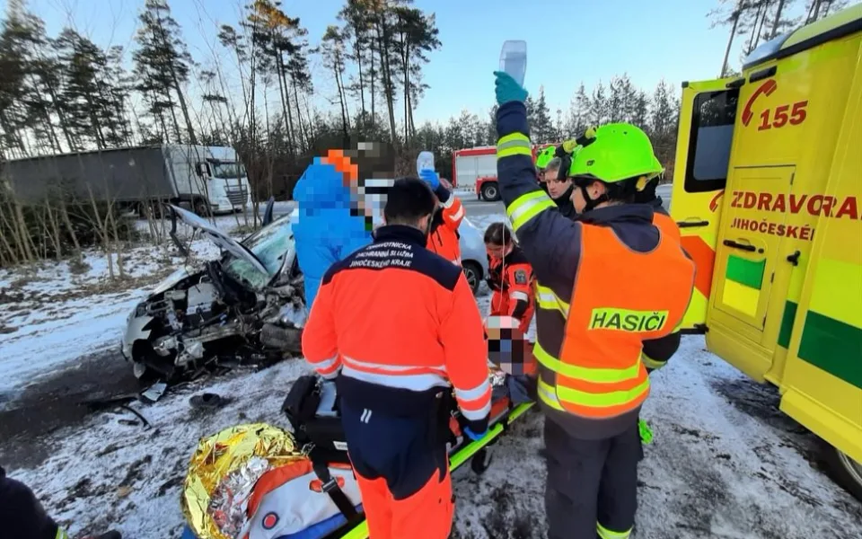 Na Jindřichohradecku se čelně srazilo osobní a nákladní auto. Silnice je uzavřená