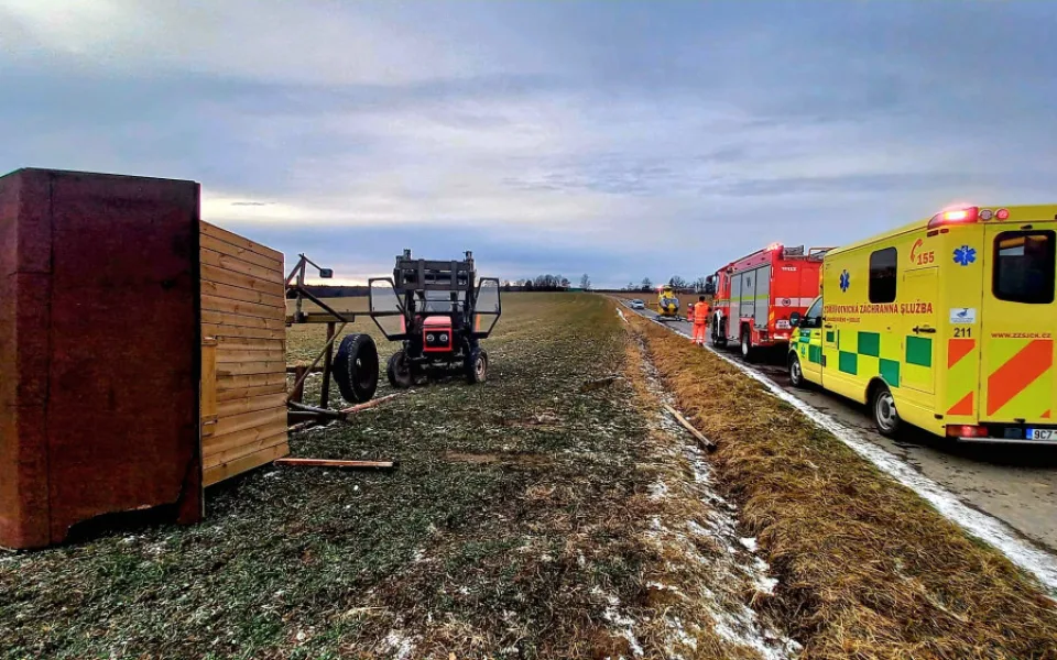 Na muže se zřítil posed. Vrtulník zraněného transportoval do nemocnice