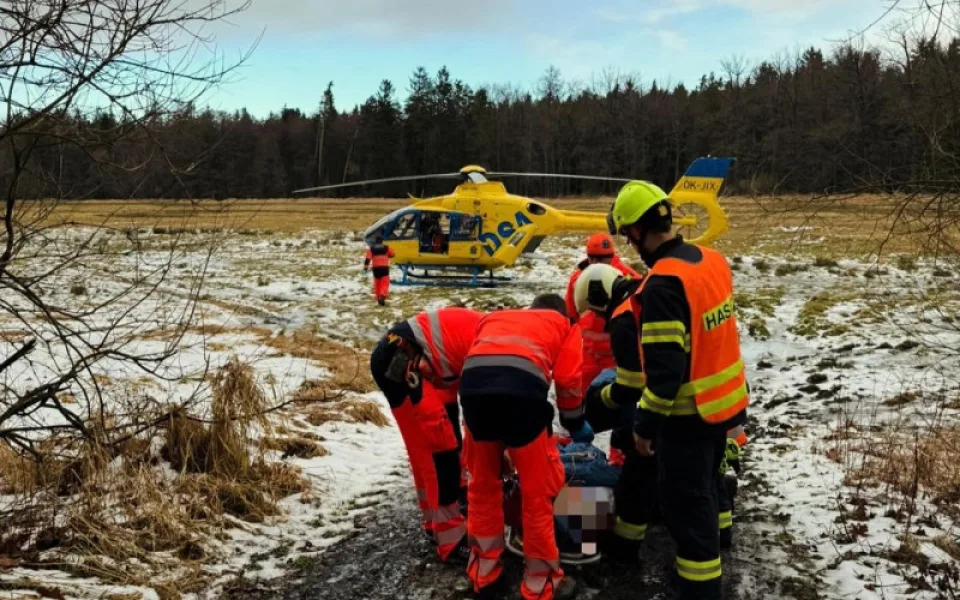 Ledovka trápí řidiče. Hasiči řešili ráno několik nehod