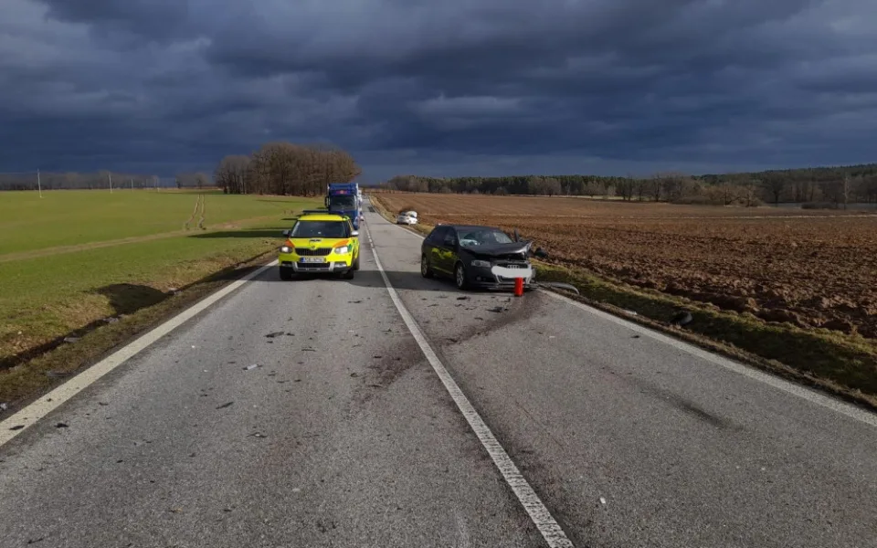 U Třeboně se srazila dvě auta. Jeden člověk zemřel