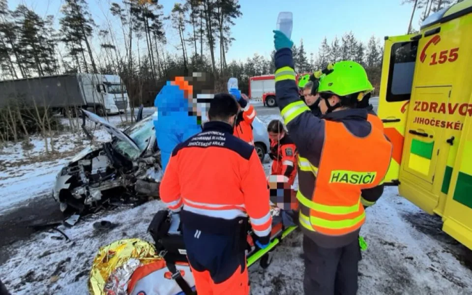 Policie hledá svědky tragické nehody. Řidič přejel do protisměru a střetl se s kamionem