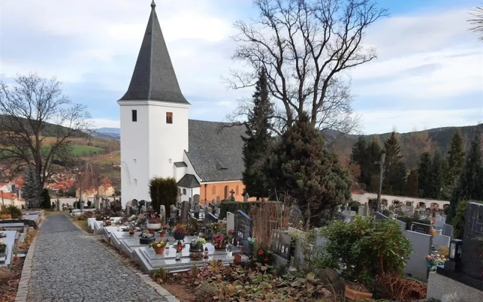 Prachatice příští rok upraví část hřbitova, vjezd ze silnice je nebezpečný