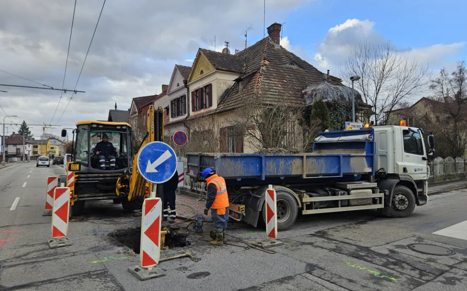 Změny teplot způsobují poruchy vodovodů. Za uplynulý týden došlo k desítkám nehod