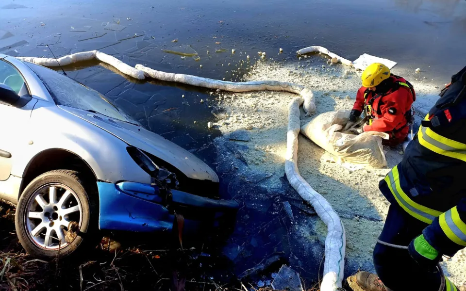 Auto sjelo do chovného rybníka, kam vytekly provozní kapaliny