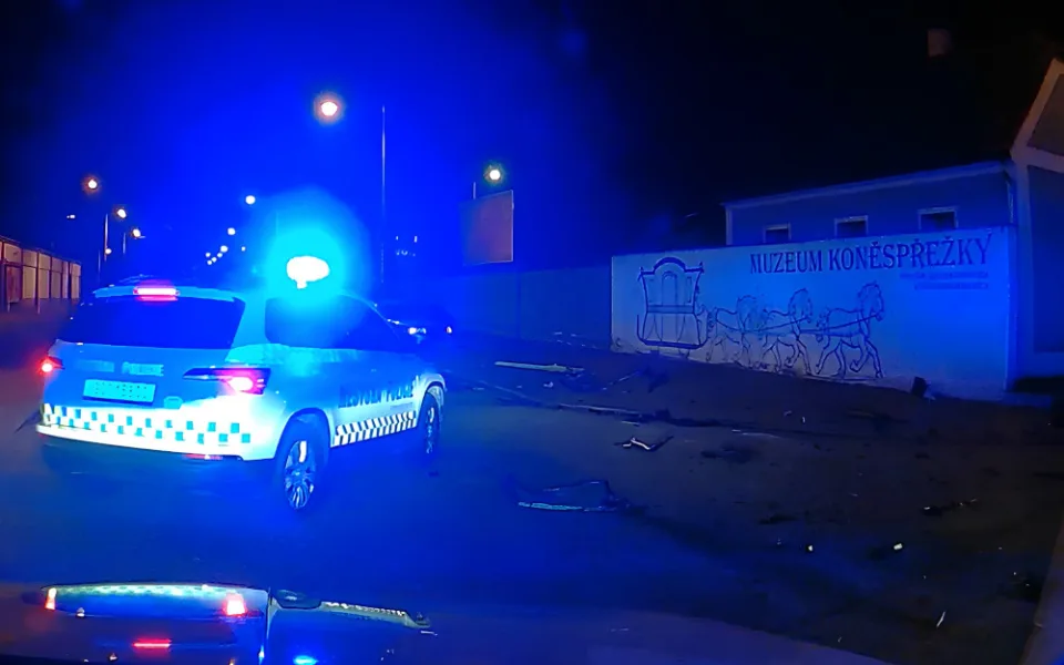 Řidič jel po náměstí v protisměru. Pak ujížděl policii a havaroval