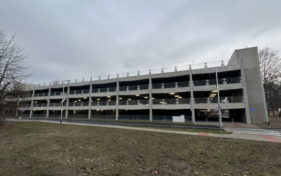 Parkovací dům Stromovka od zítřka využijí řidič. Nabídne téměř 500 míst