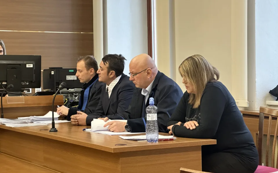Manželé stojí před soudem kvůli provozování nevěstince. Muže navíc viní z obchodování s lidmi a znásilnění