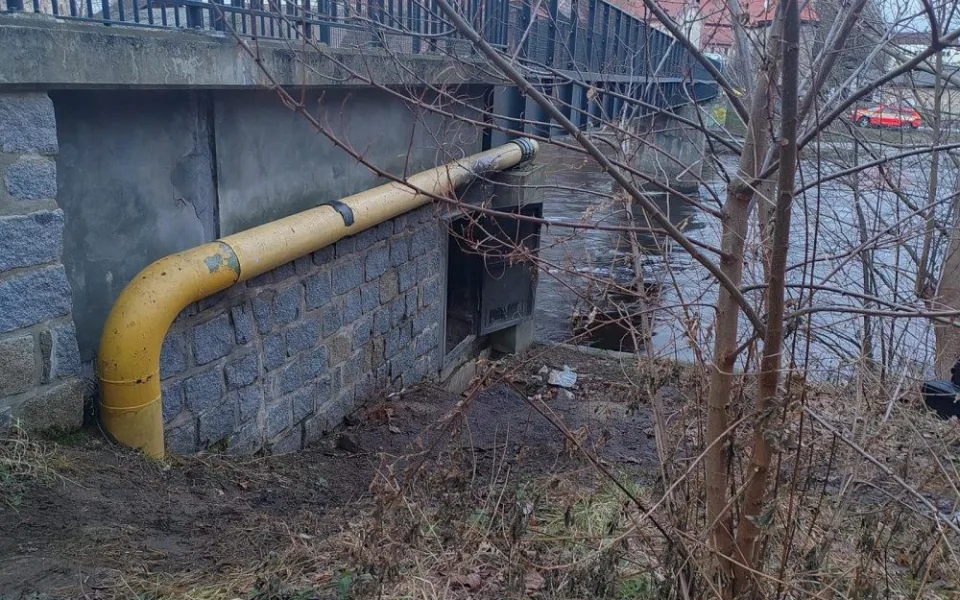 Tři muži umlátili svého kamaráda. Vše pak chtěli zamaskovat požárem
