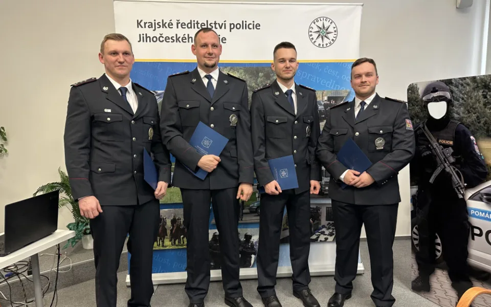 Masivní krvácení a ztráta životních funkcí. Čtveřice policistů si převzala ocenění za záchranu života