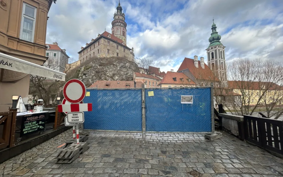 Oprava Lazebnického mostu v Krumlově pokračuje. Povodeň práce nezbrzdila