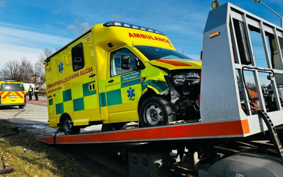 Při střetu osobního vozidla se sanitkou se zranila záchranářka