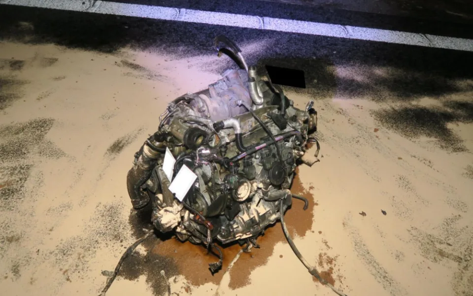 Opilý a neosvětlený cyklista způsobil nehodu. Dva lidé se zranili, motor odletěl