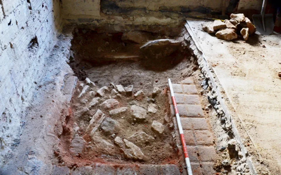 Archeologický průzkum u tvrze ve Volyni odhalil středověkou pec