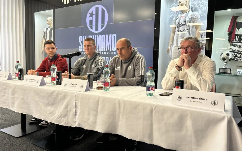 Zleva: Mluvčí Dynama Václav Kucul, útočník Zdeněk Ondrášek, trenér Jiří Lerch a sportovní ředitel Milan Čadek.