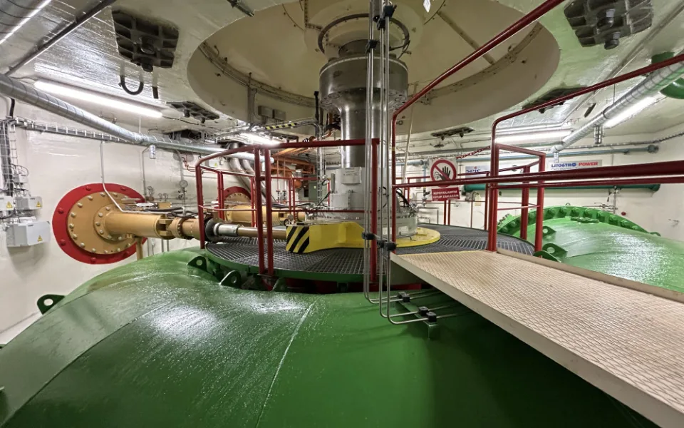 Při prohlídce je možné vidět strojovnu 160 metrů pod hladinou Vltavy, generátor s rotorem o hmotnosti 240 tun či výtokový kanál.