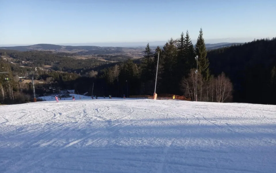Jihočeské skiareály Zadov a Lipno ruší večerní lyžování, zůstane denní provoz