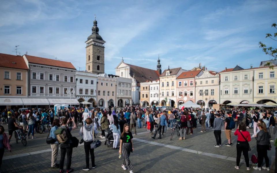 Češi jsou spokojení se svým životem, ale ne s vývojem společnosti, vyplývá z průzkumu