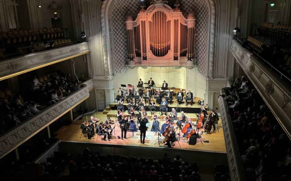 Jihočeská filharmonie bodovala v Paříži. Chystá novou nahrávku se světoznámým hudebníkem