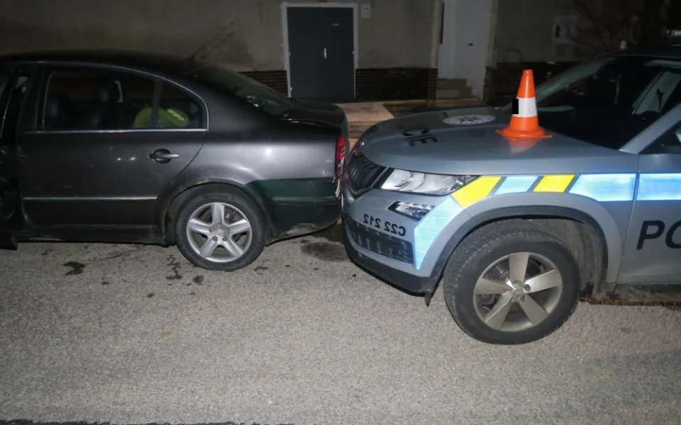 Dvacetiletá dívka bez řidičáku nacouvala do policejního auta