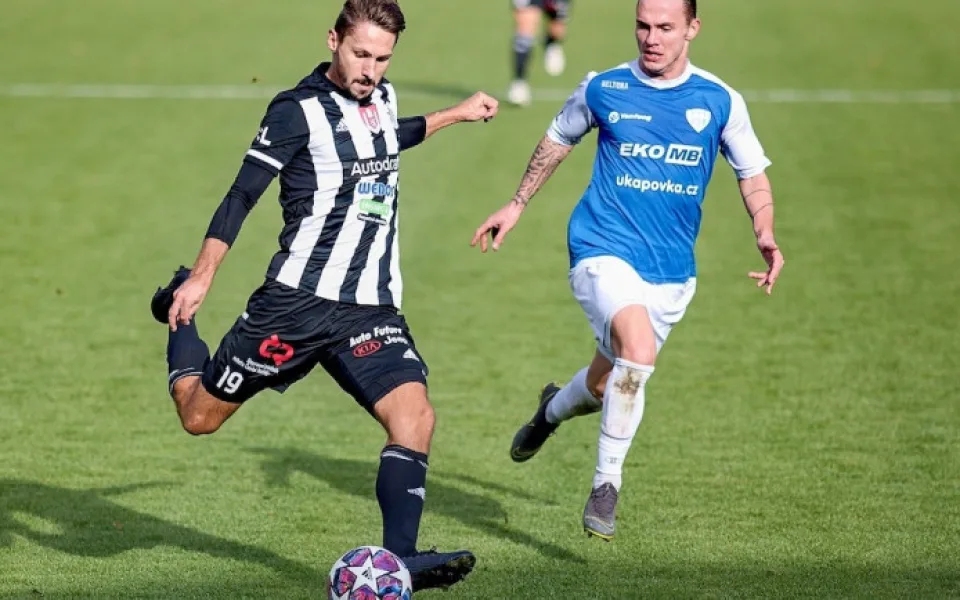 Patrik Brandner (v černém) už za Dynamo v minulosti hrál první i druhou nejvyšší soutěž.