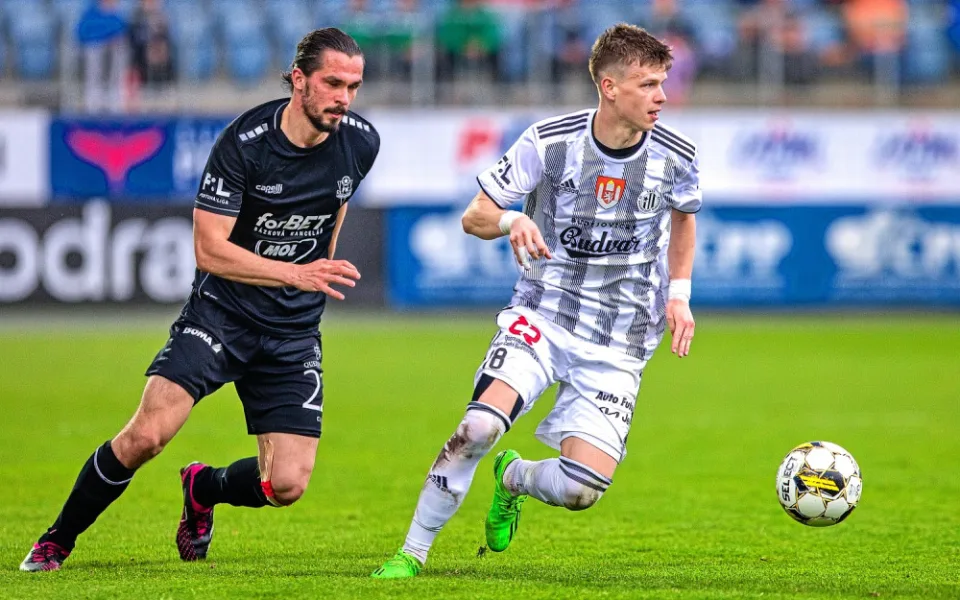 Patrik Hellebrand (v bílém).