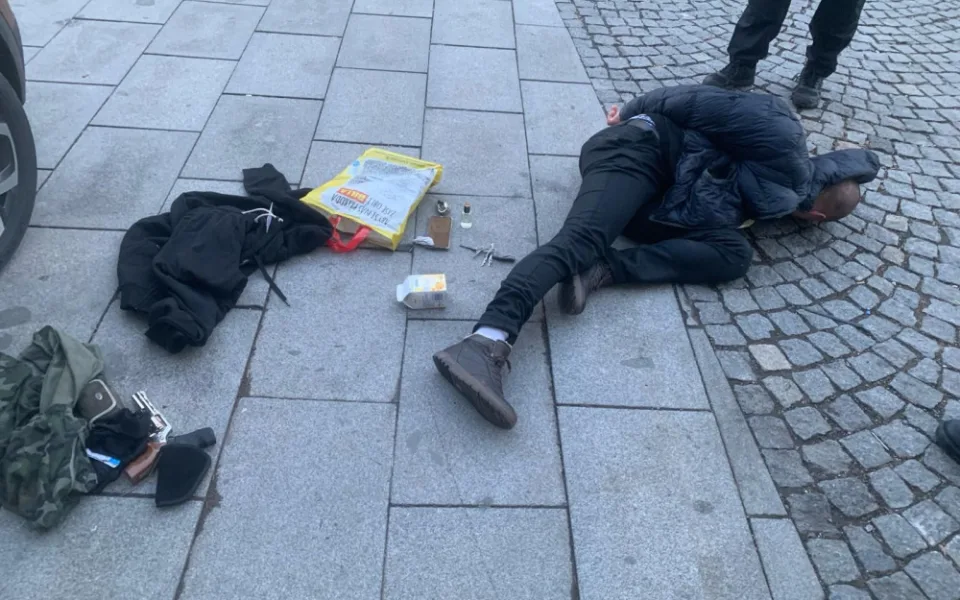 Muž vykrádal různá místa, odnesl si revolver či plynovou pistoli