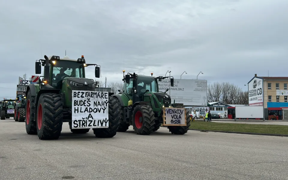 Zemědělci protestují i na jihu Čech. Desítky traktorů přijely do krajského města
