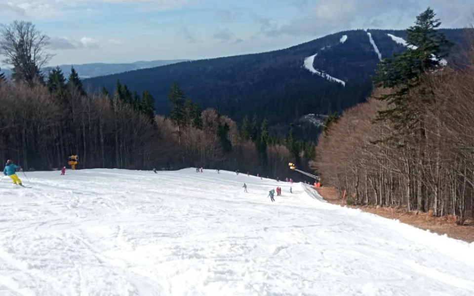 Šumavský skiareál Hochficht je stále v plném provozu, otevřeno je 19 km sjezdovek