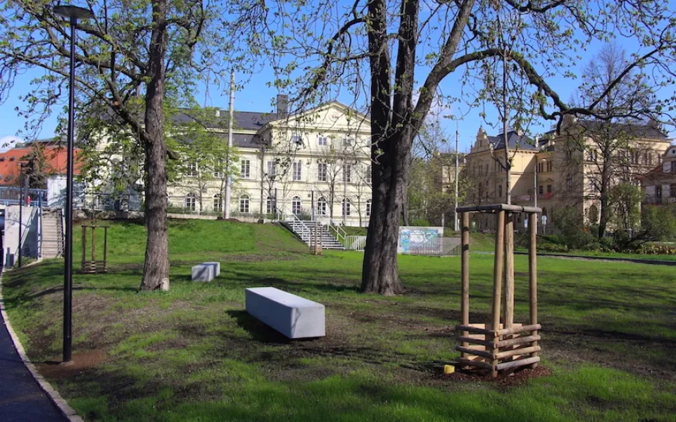 Na hřiště v parku Dukelská si musí lidé ještě počkat. Město vypisuje nové výběrové řízení