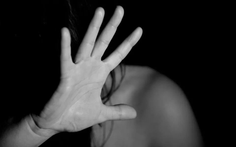 Téměř tři pětiny žen v Česku zažily sexuální násilí, pětina znásilnění, zjistil výzkum