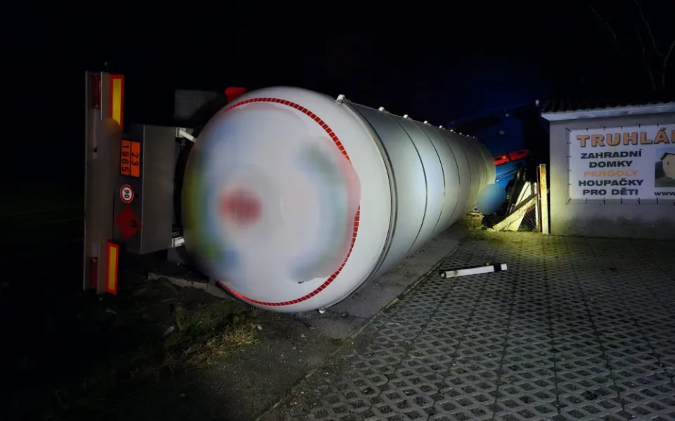Na jihu Čech v noci havarovala cisterna s butanem