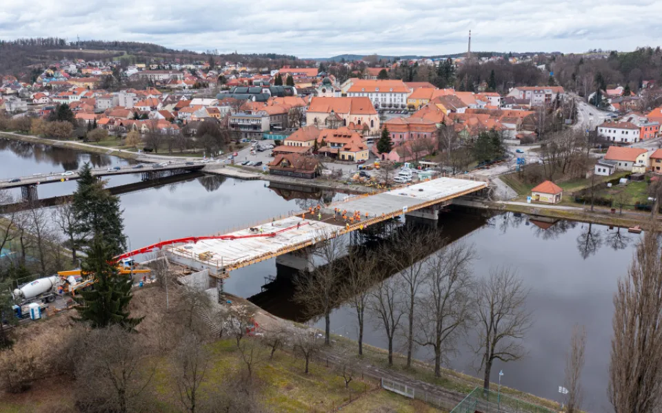 FOTOGALERIE: V Týně nad Vltavou pokračuje výstavba mostu přes Vltavu
