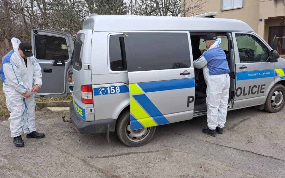Závažný zločin na jihu Čech. Policie našla dvě mrtvá těla po požáru auta a chaty