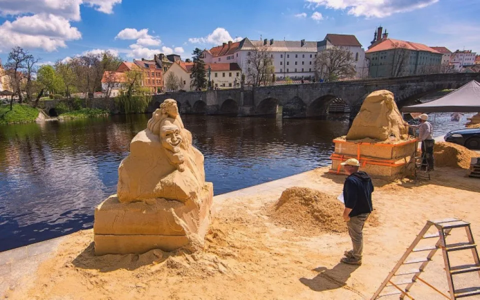 Pískové sochy v Písku letos připomenou historii voroplavby