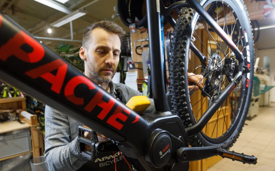 DajSport nabízí nejlevnější a nejlehčí elektrokolo Apache s pohonem Bosch
